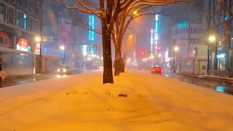 下雪中的夜晚城市街道