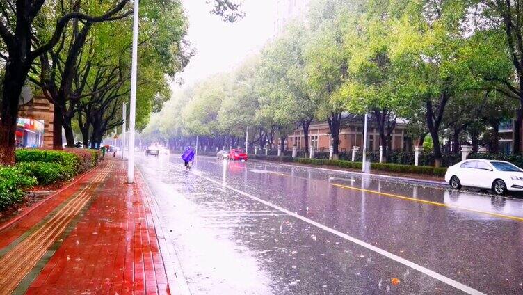 下雨中的城市街道