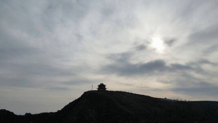 逆光拍摄大山中道观庙宇自然疗愈日出风景