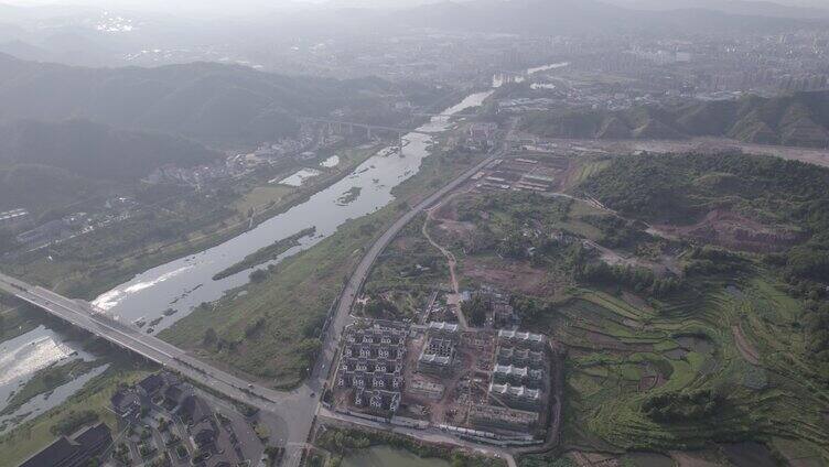 河流间的田野