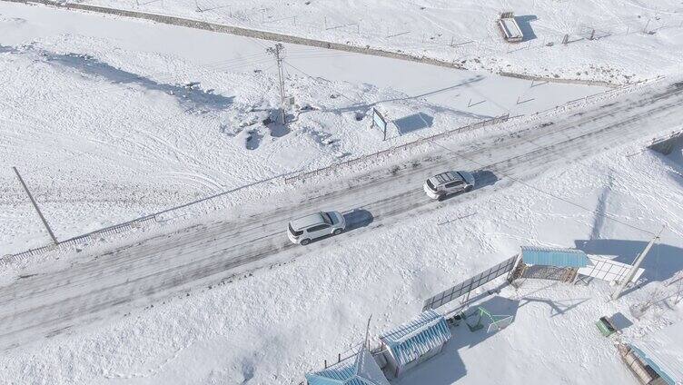 雪山下的车流