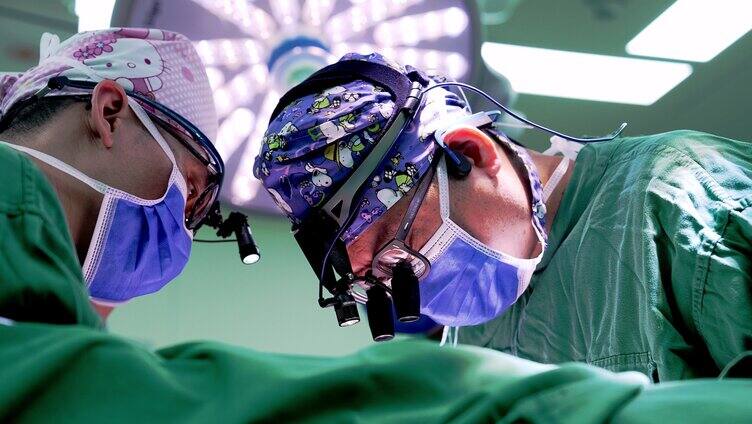 医院手术室医师团队进行手术「组镜」