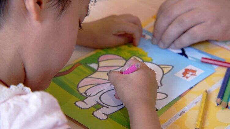 志愿者教导孩子们绘画公益活动「组镜」