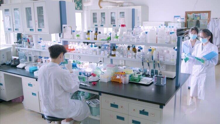 科研人员实验室进行药物研究实验「组镜」