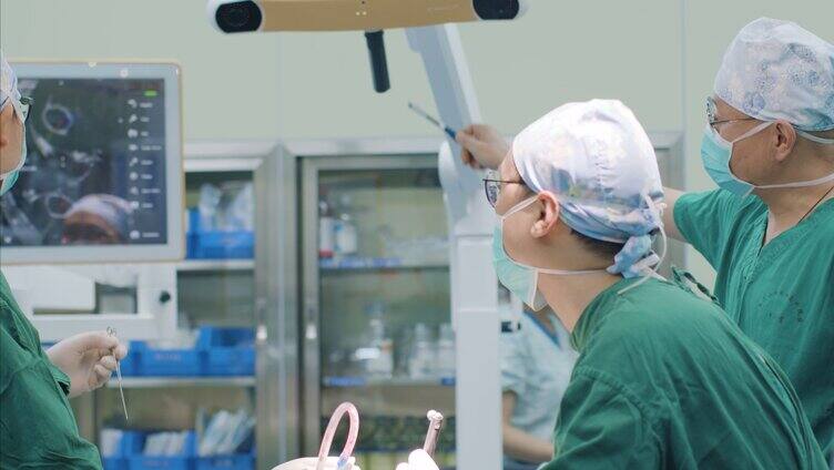 医生使用高科技设备进行急救手术「组镜」