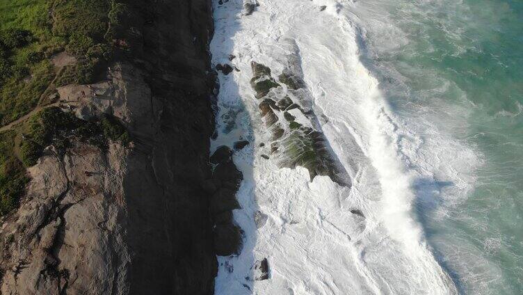 白色的海浪冲刷岛屿岩石特写