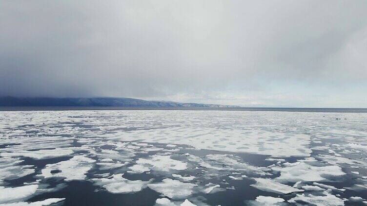 航拍湖面融化的冰块