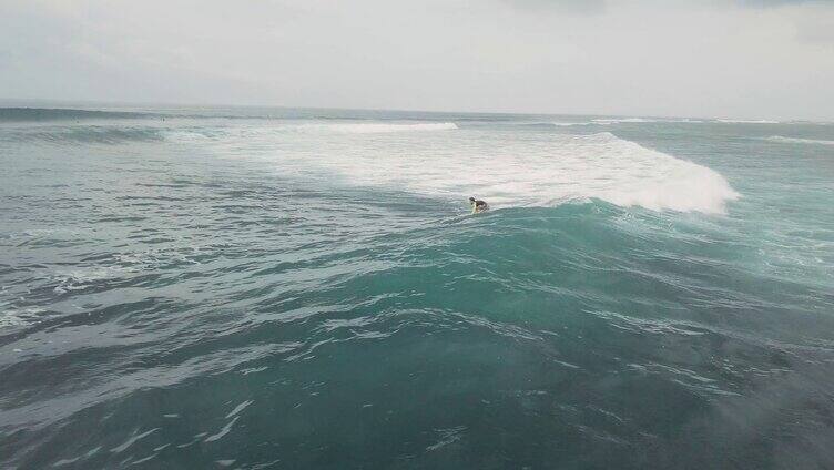 一名运动员在冲浪