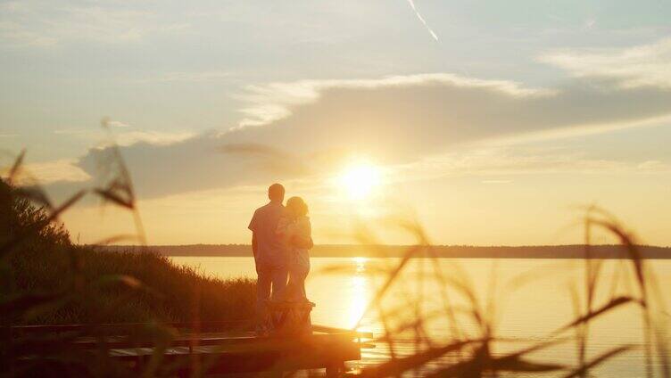 情侣站在湖边看日出