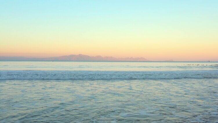 日出前金黄色的天空大海海岸线