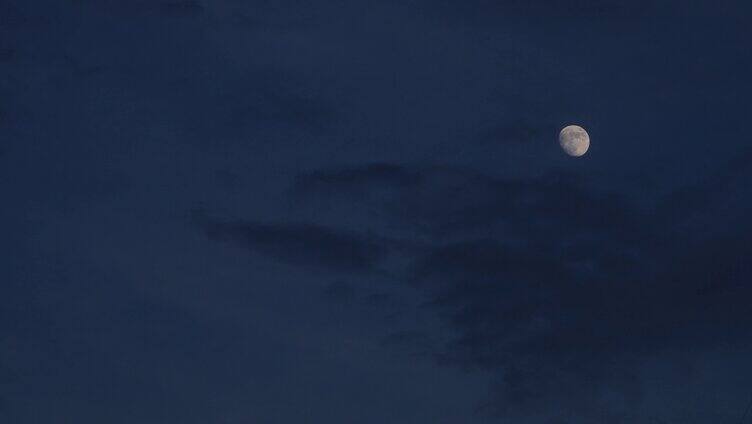 延时拍摄天空中的月亮