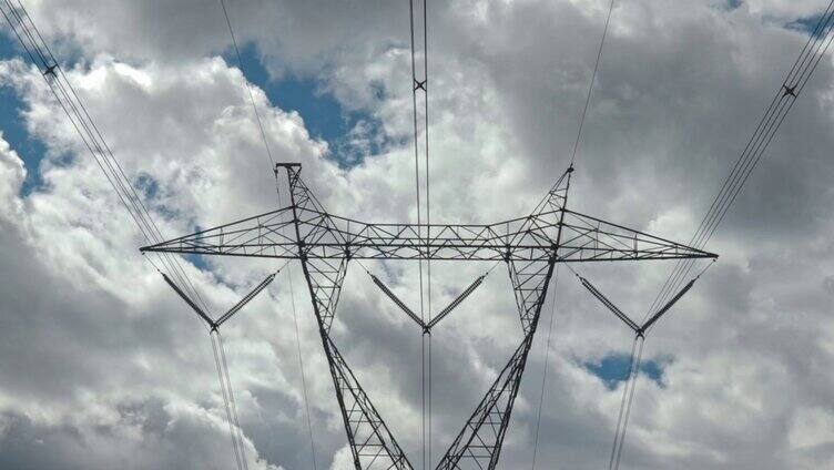 蓝天白云下的高压电线铁塔