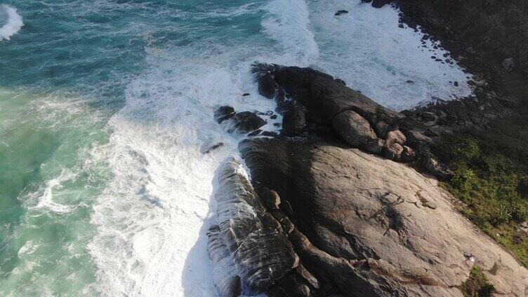 海浪拍打岸边的岩石特写