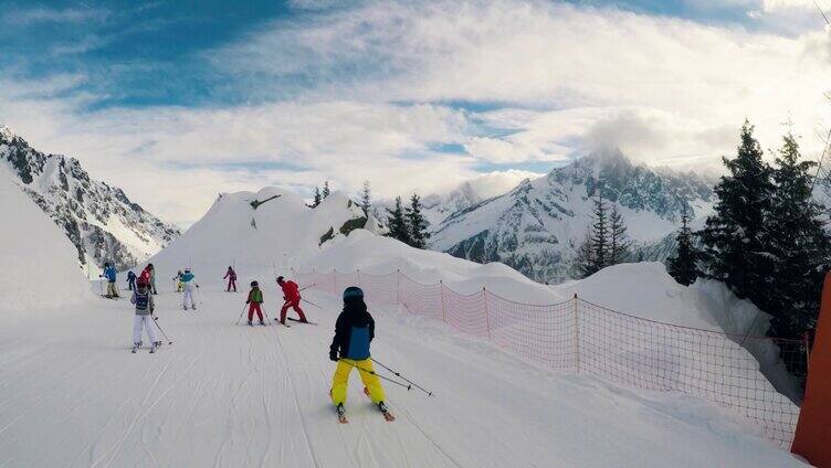 游客开心的在滑雪场滑雪