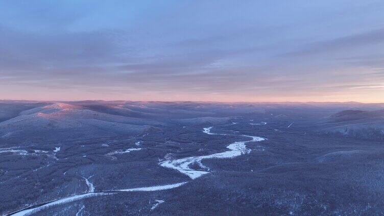 大兴安岭冬季雪色山林黎明风景