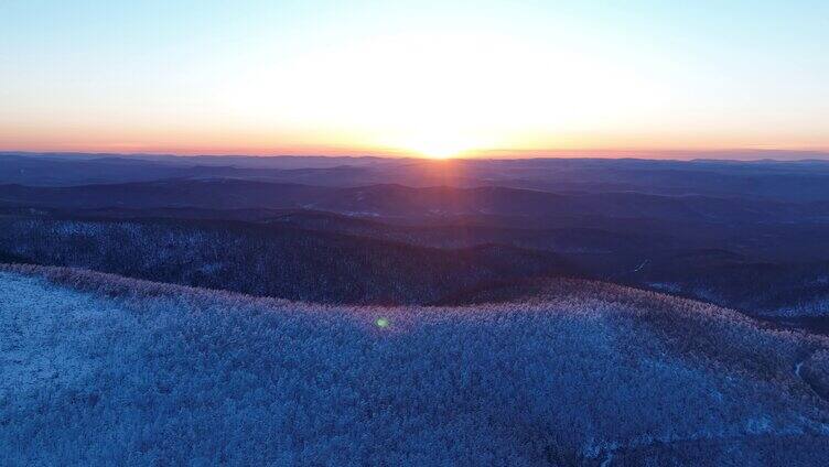 航拍大兴安岭冬季雪色山林晨曦