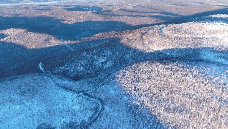 航拍大兴安岭冬季雪色山林晨曦