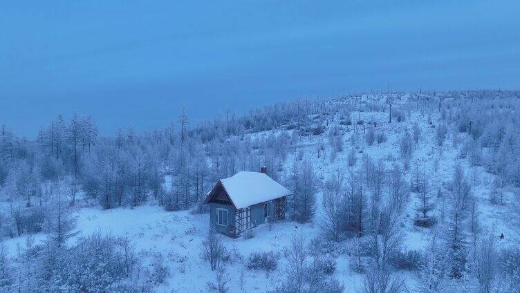 航拍林海雪原护林人森林小屋