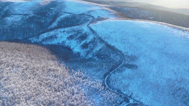 航拍大兴安岭冬季雪色山林晨曦