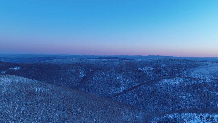 航拍大兴安岭冬季雪色山林晨曦