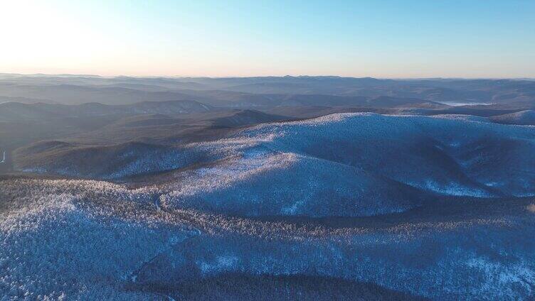 航拍大兴安岭冬季雪色山林晨曦