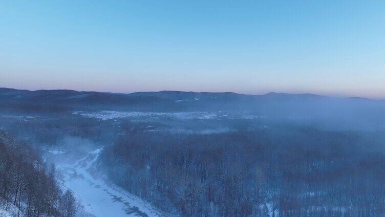 航拍林海雪原雪林冻雾和山路