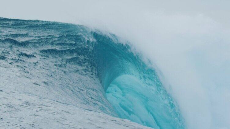 大海上汹涌的海浪