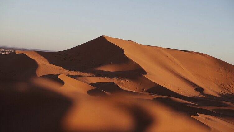 阳光下的沙漠风景