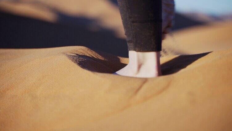 在沙漠里玩沙子特写