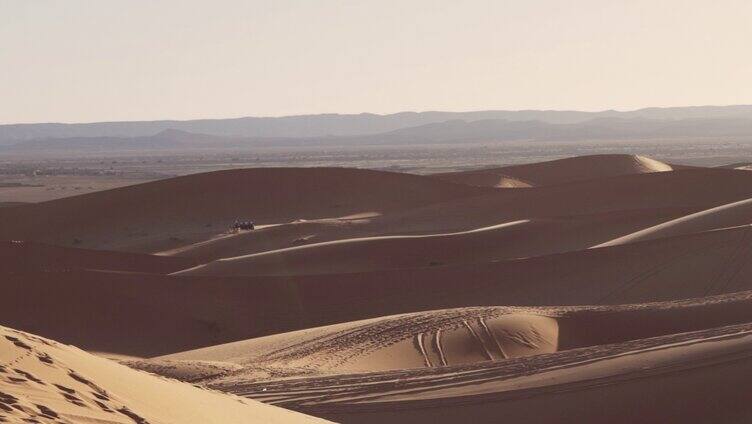 阳光下的沙漠风景