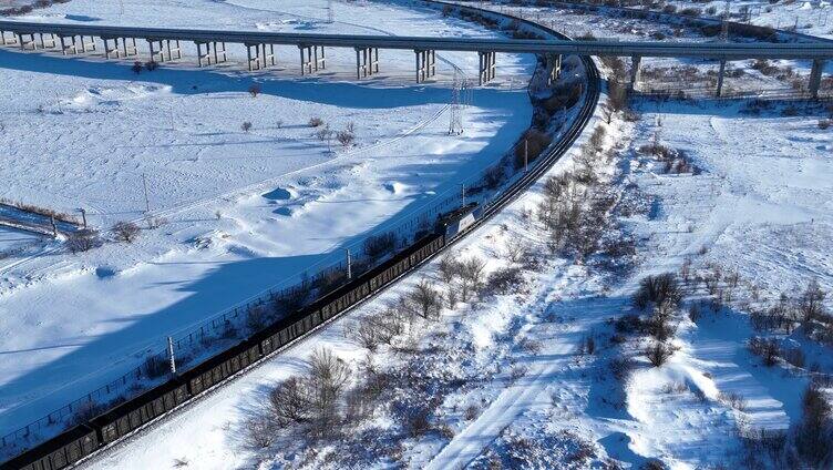 雪原铁路上行驶的货运列车