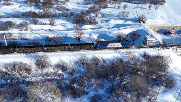 雪原铁路上行驶的货运列车