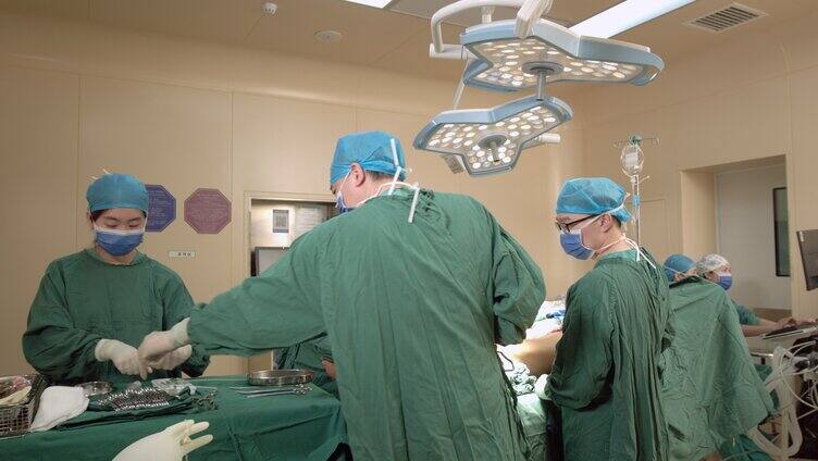 医生进行外科手术精密医疗设备「组镜」