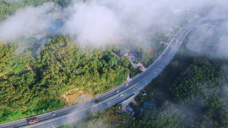 高速公路 云雾缭绕