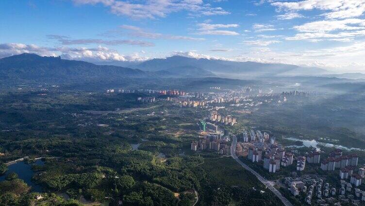 云雾笼罩城市景观