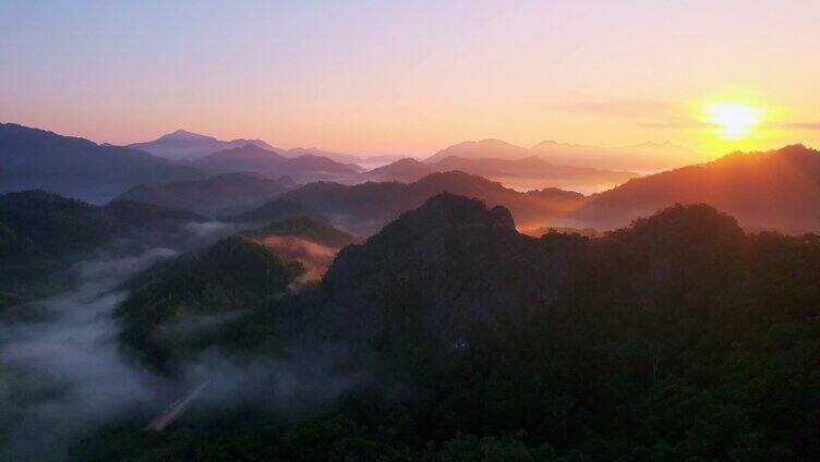 连绵起伏的山峰 日出