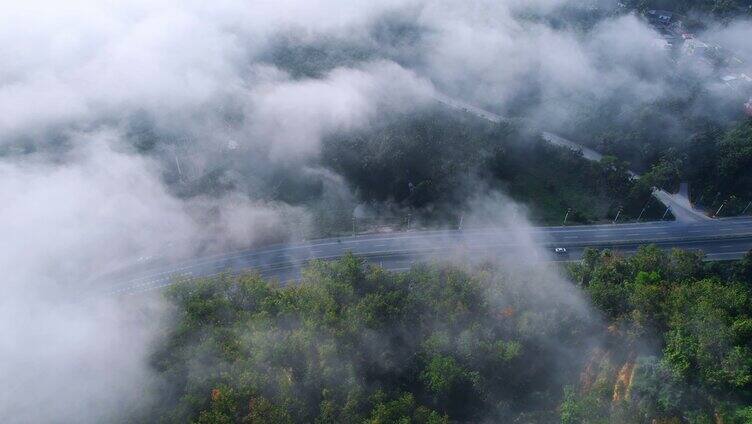 高速公路 云雾缭绕