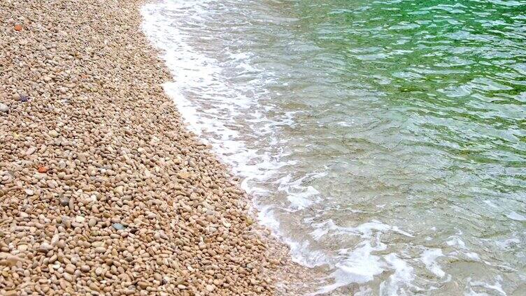清澈海水拍打浪花特写