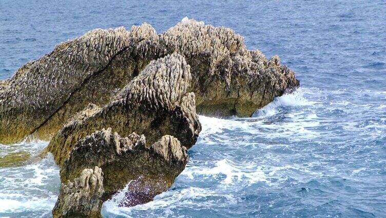 被海水环绕的岩石礁石