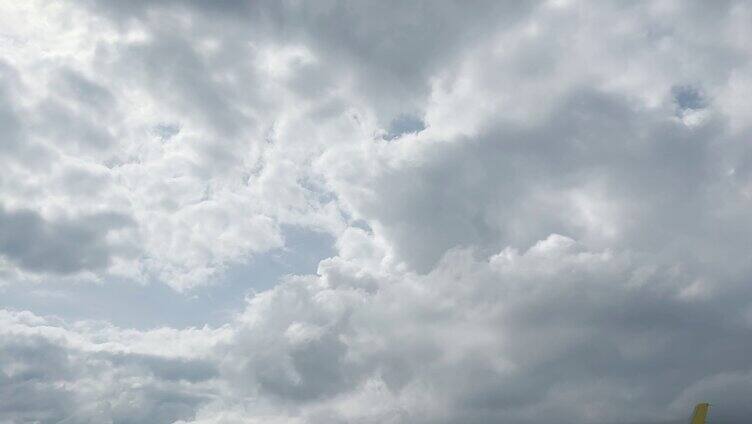 天空中白色的厚厚云层