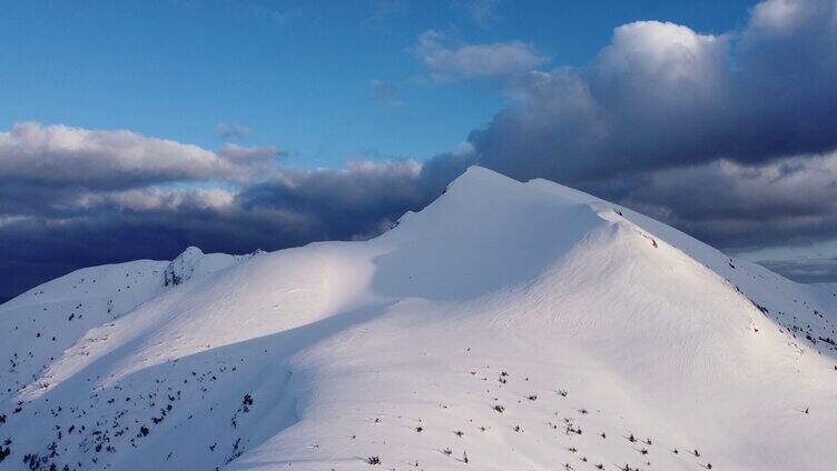 一座高山覆盖着厚厚的白雪