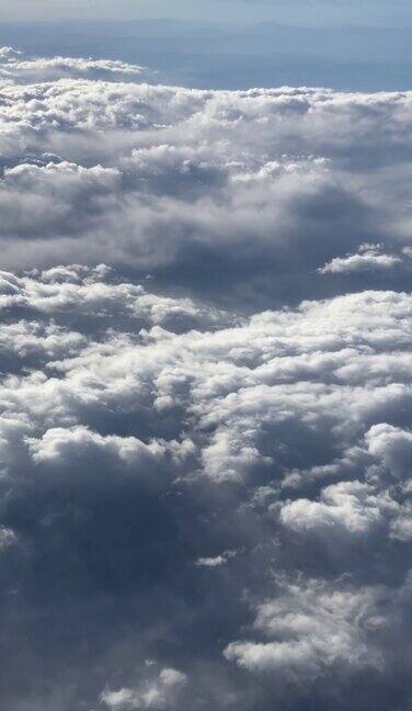 航拍漂浮空中大气层厚厚的云层