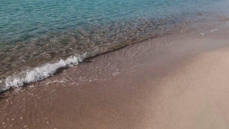 海浪拍打沙滩