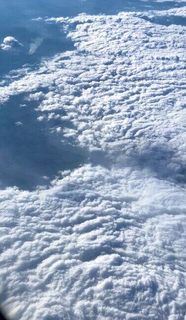 太空中的白色云层