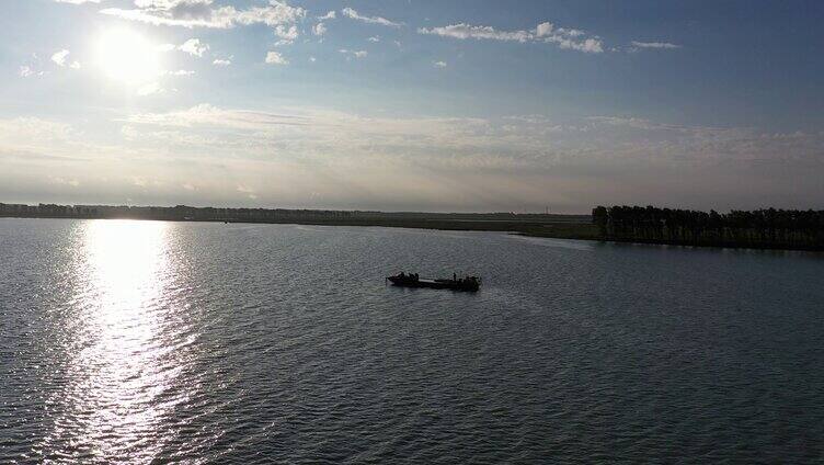 湖面日光渔船剪影