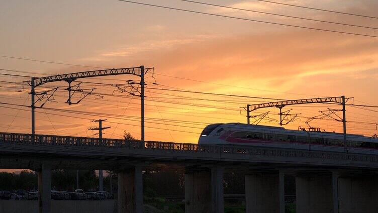 夕阳下行驶的高铁