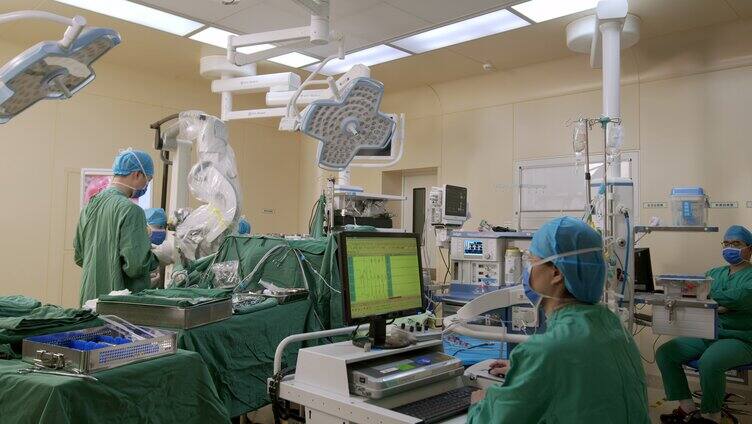 医院医生使用先进医疗设备进行手术「组镜」