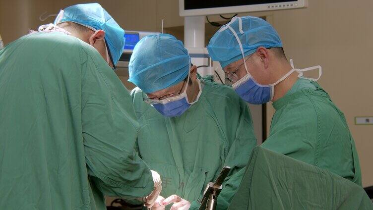 医院医师团队进行手术先进外科手术「组镜」