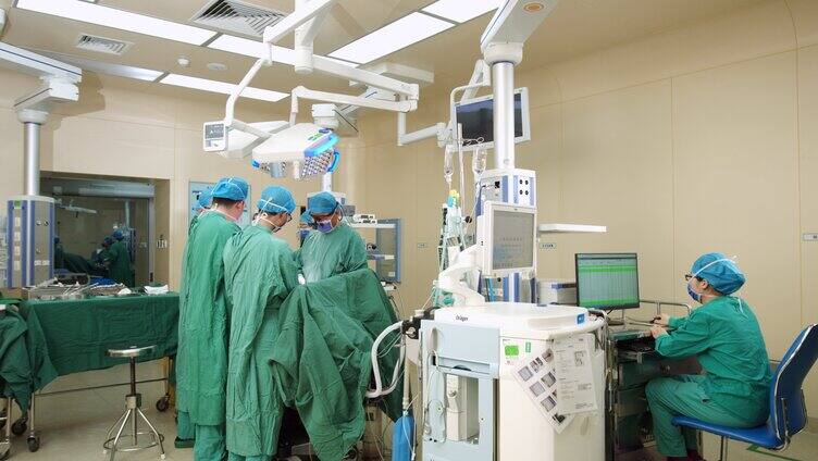 医院医生团队进行手术抢救病人「组镜」