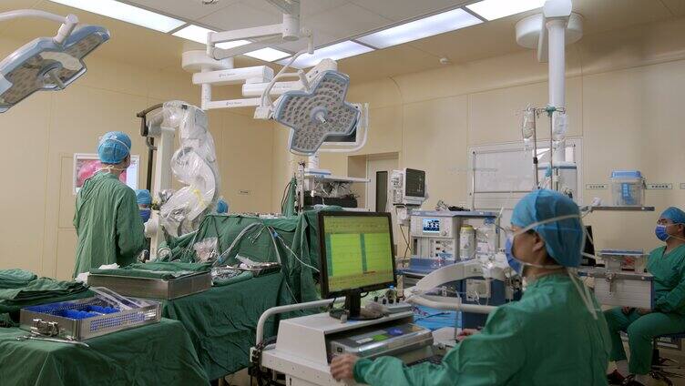 无菌手术室医生进行腹腔微创手术「组镜」